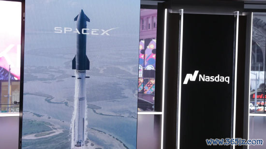2026 年 6 月 12 日，纽约纳斯达克走动广场竖起 SpaceX 上市宣传符号。